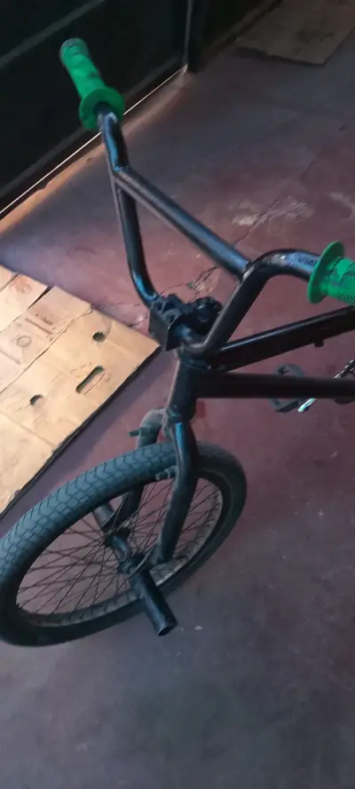 Bicicleta de bmx negra en buen estado - miniatura 4