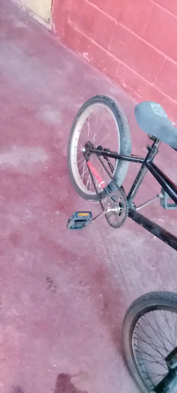 Bicicleta de bmx negra en buen estado - 5