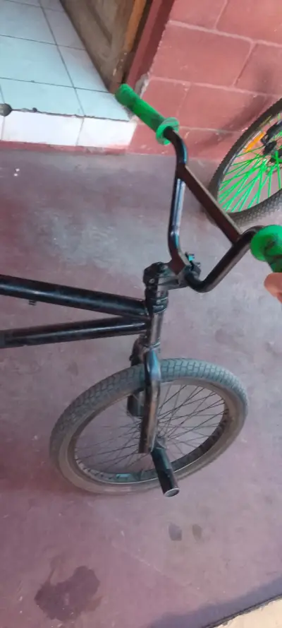 Bicicleta de bmx negra en buen estado - miniatura 6