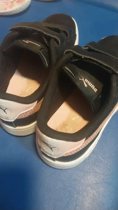 Zapatillas Puma negras con velcro - miniatura 2