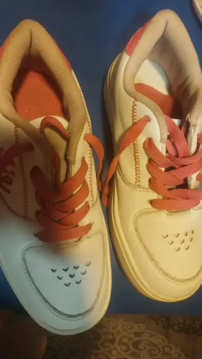 Zapatillas deportivas blancas con detalles rojos - miniatura 1