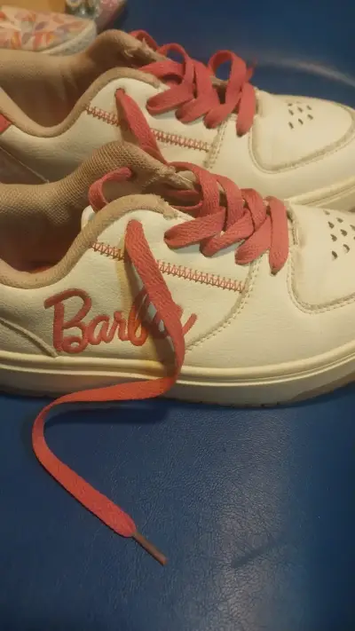 Zapatillas deportivas blancas con detalles rojos - miniatura 2