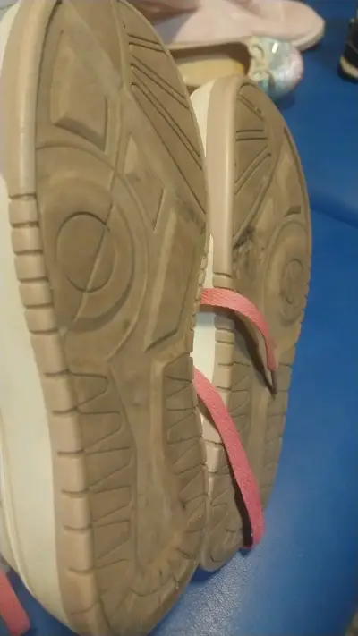 Zapatillas deportivas blancas con detalles rojos - miniatura 3