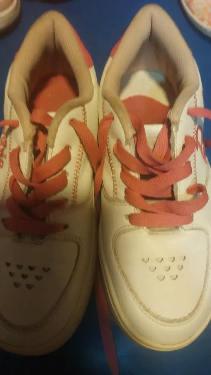 Zapatillas deportivas blancas con detalles rojos - 4