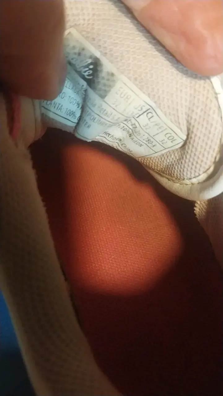 Zapatillas deportivas blancas con detalles rojos - 5