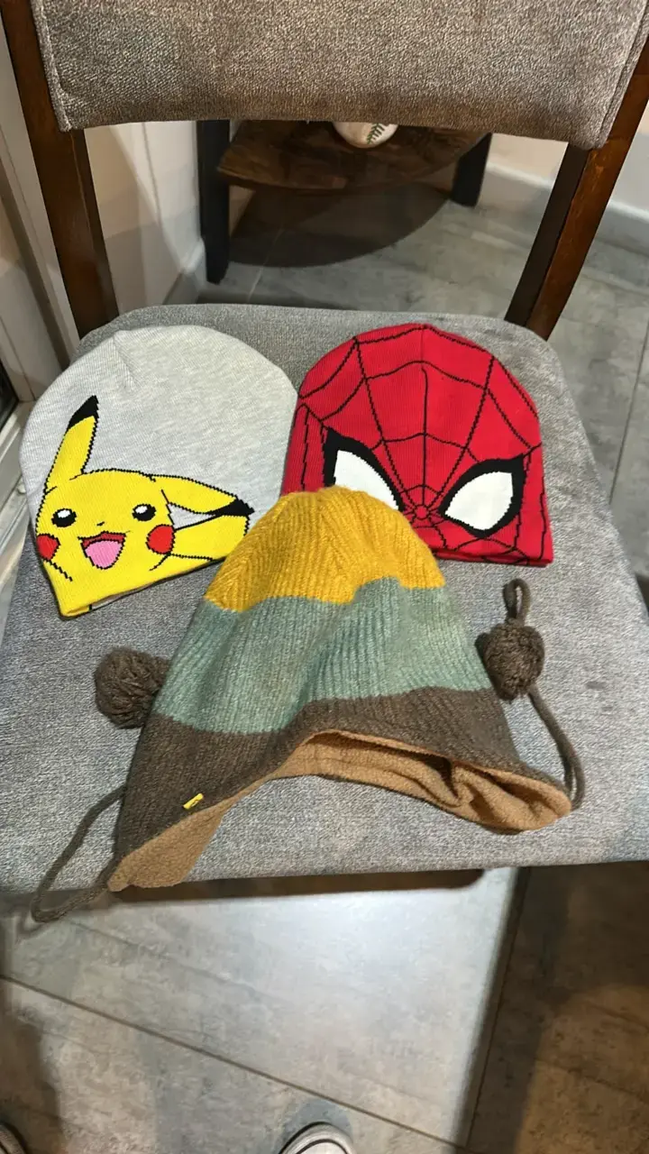 Set de gorros infantiles Pikachu y Spiderman