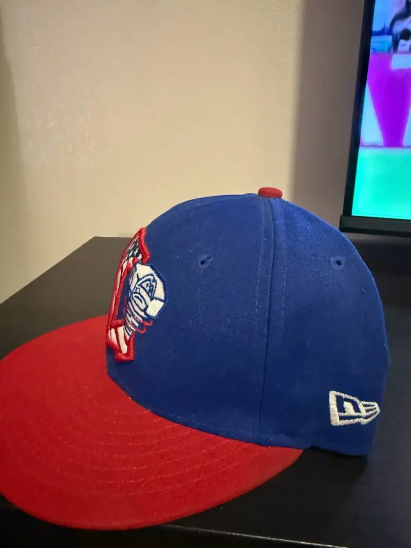 Gorra azul y roja con logo bordado new era - 2