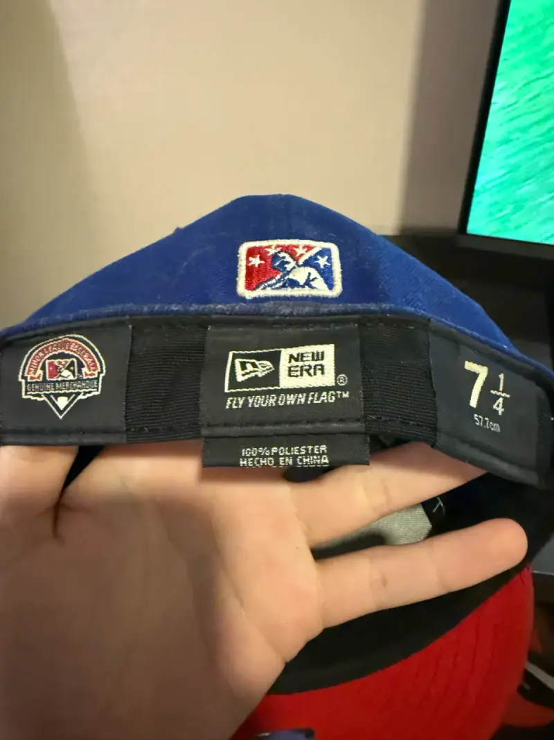 Gorra azul y roja con logo bordado new era - 3