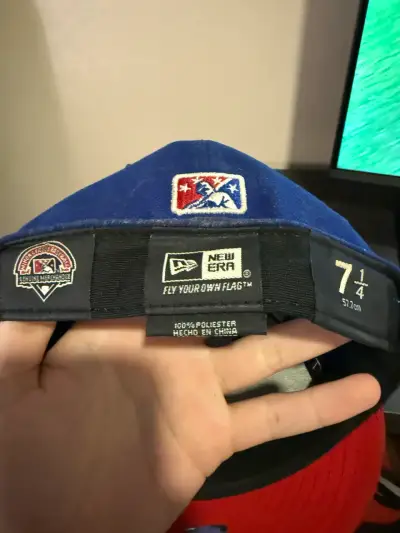 Gorra azul y roja con logo bordado new era - miniatura 3