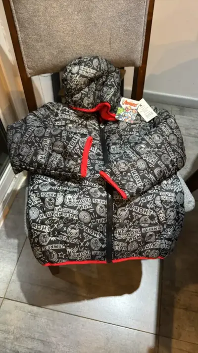 Chaqueta infantil con capucha estampada - miniatura 1