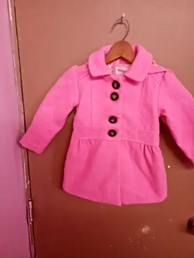 Abrigo infantil rosa con botones grandes - miniatura 1
