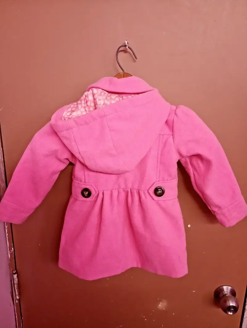 Abrigo infantil rosa con botones grandes - 2