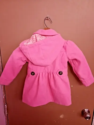 Abrigo infantil rosa con botones grandes - miniatura 2