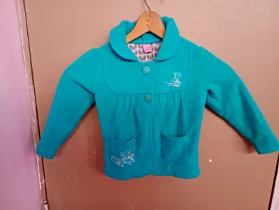 Abrigo infantil rosa con botones grandes - miniatura 3