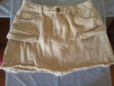Mini falda beige con bolsillos cargo - miniatura 1