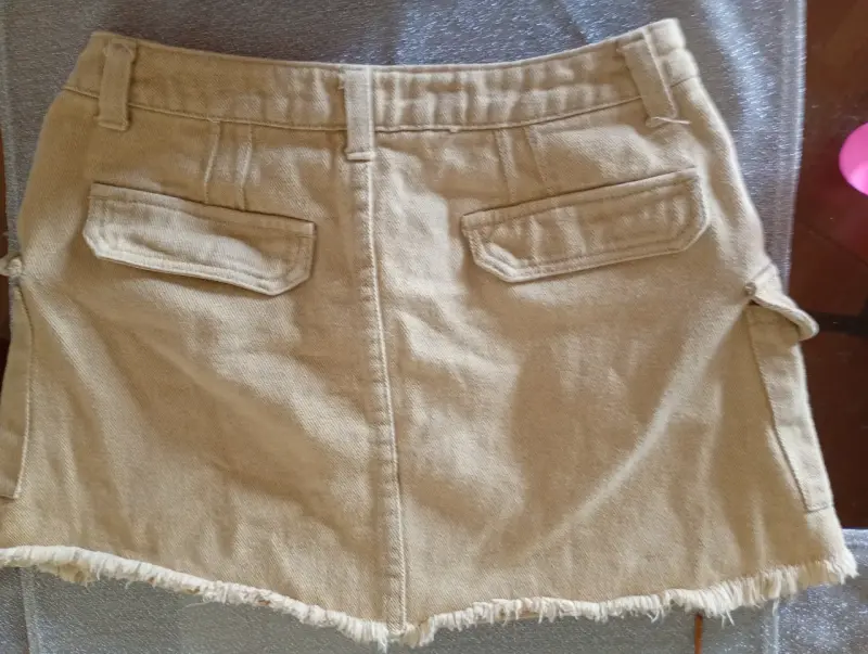 Mini falda beige con bolsillos cargo - 2