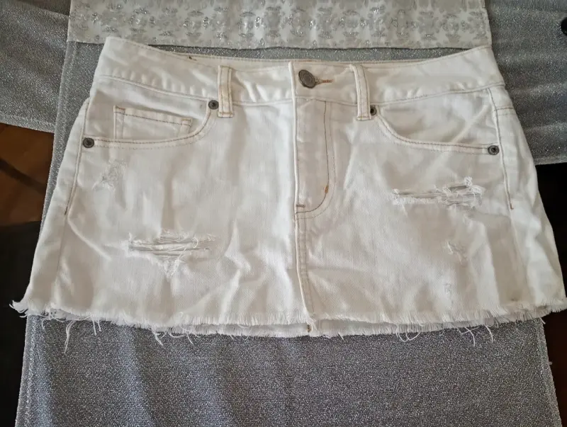 Mini falda beige con bolsillos cargo - 4