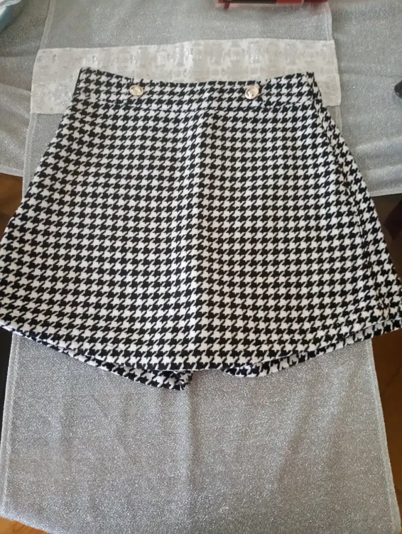 Mini falda beige con bolsillos cargo - 5
