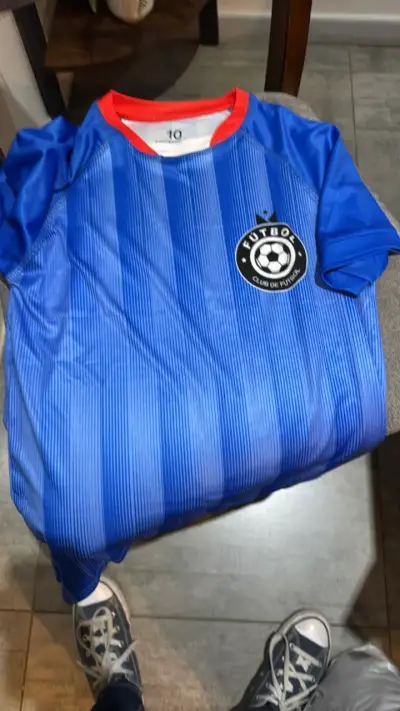 Camiseta deportiva azul con logo de fútbol - miniatura 1