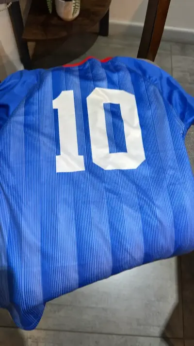 Camiseta deportiva azul con logo de fútbol - miniatura 2