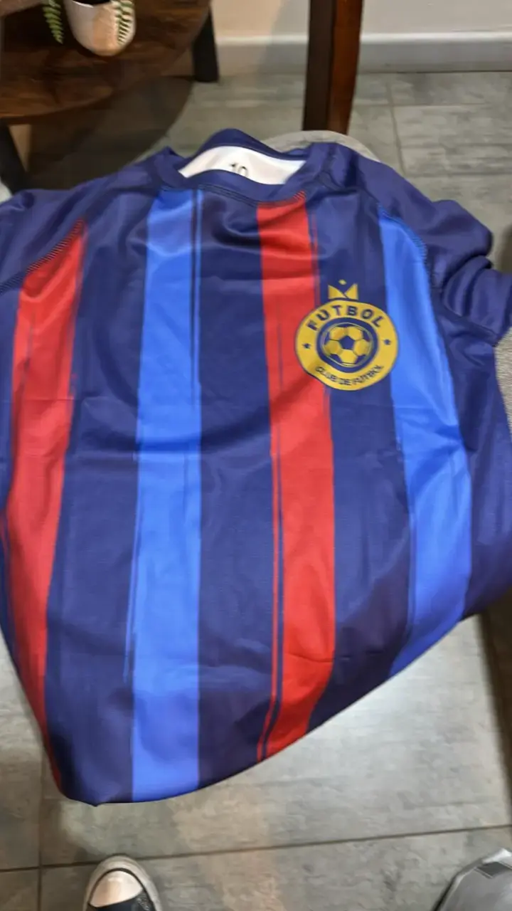 Camiseta deportiva azul con logo de fútbol - 3
