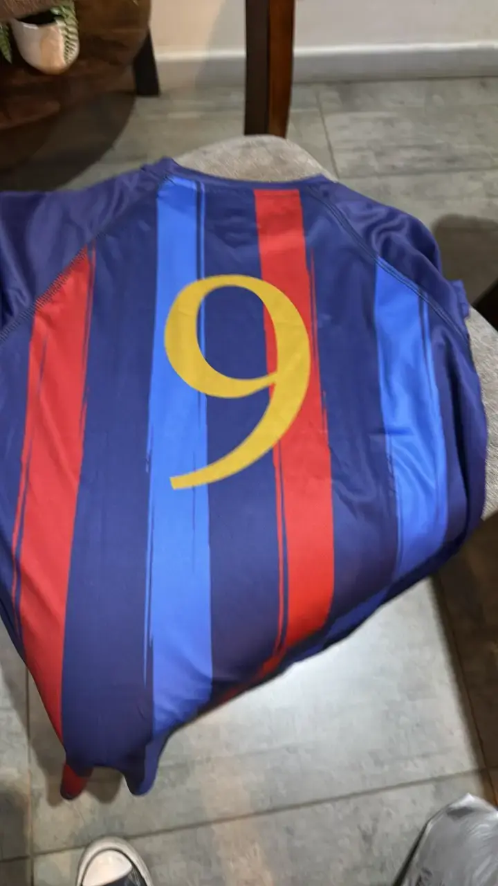 Camiseta deportiva azul con logo de fútbol - 4