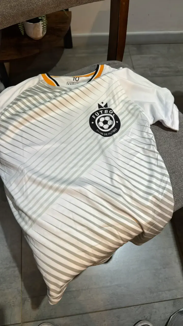 Camiseta deportiva azul con logo de fútbol - 5