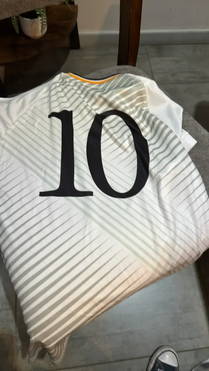 Camiseta deportiva azul con logo de fútbol - 6