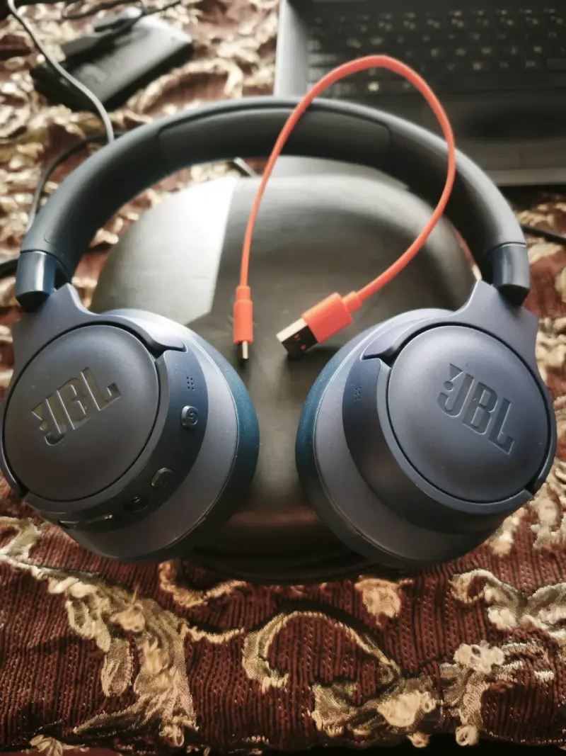 Audífonos JBL inalámbricos con cable USB - 1