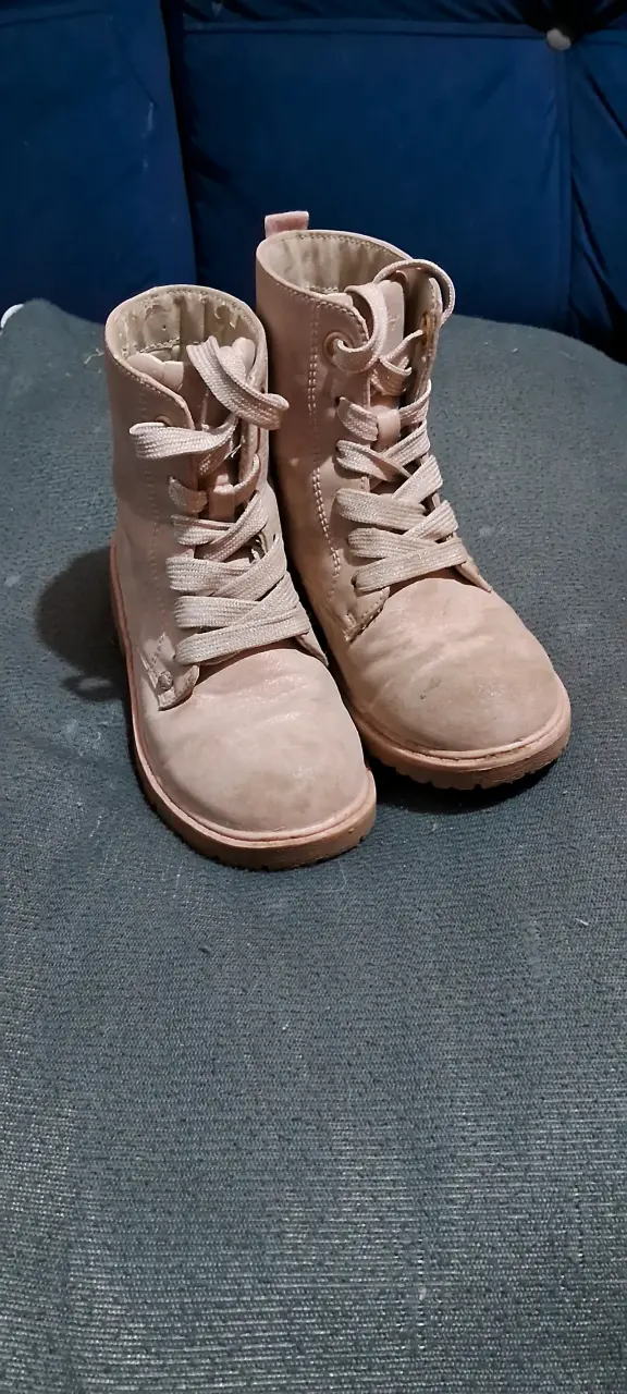 Botas de gamuza beige para niños