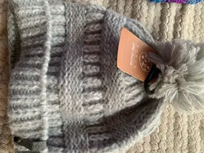 Gorro de lana gris con pompón - miniatura 1