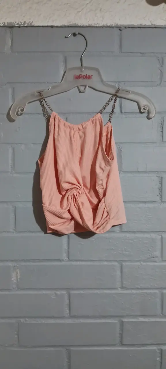 Top sin mangas rosa con detalle fruncido
