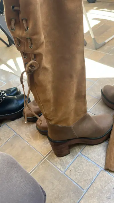 Botas de gamuza marrón con tacón - miniatura 1