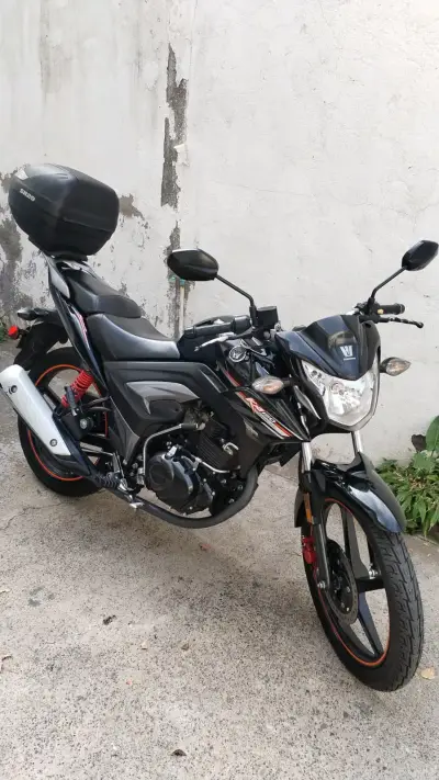 Motocicleta deportiva negra con maletero - miniatura 1