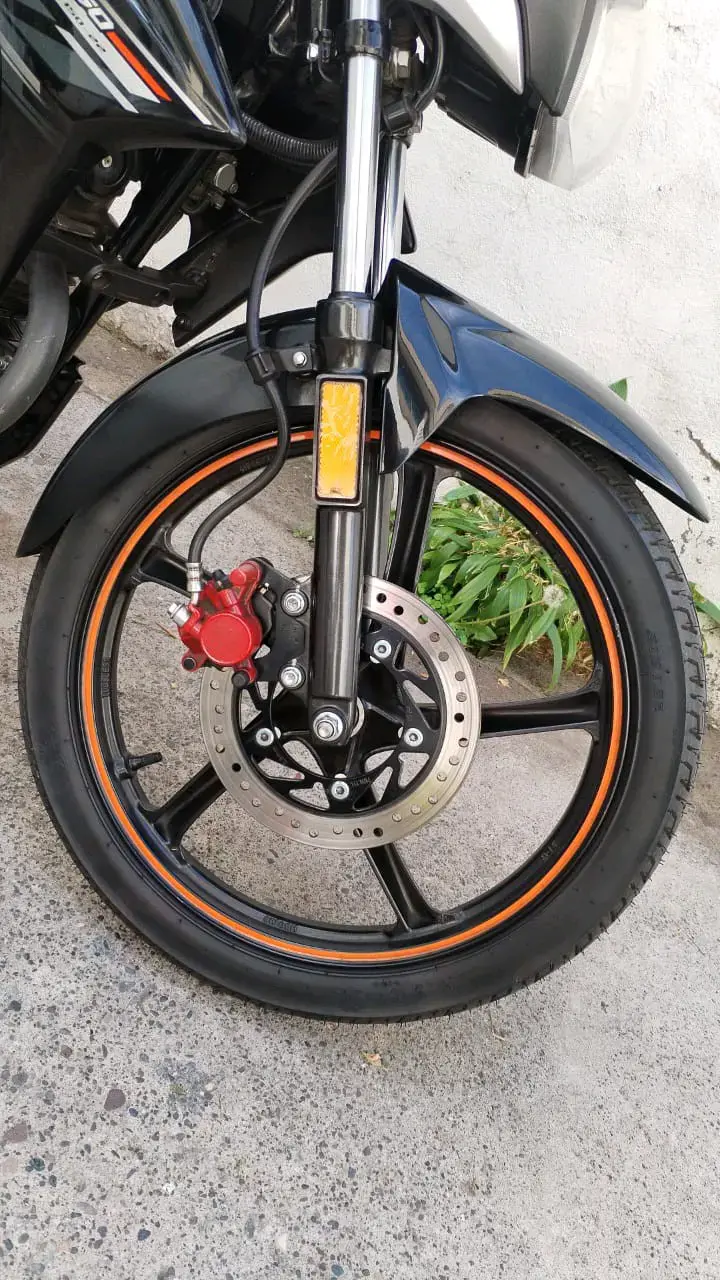 Motocicleta deportiva negra con maletero - 2