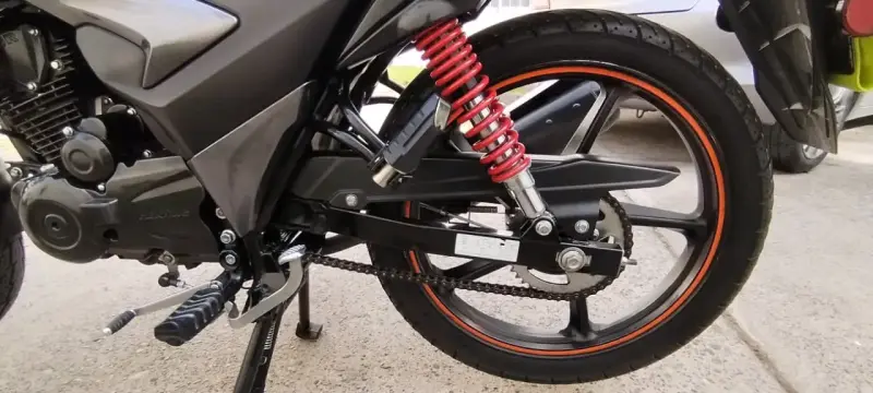 Motocicleta deportiva negra con maletero - 3