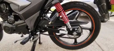 Motocicleta deportiva negra con maletero - miniatura 3