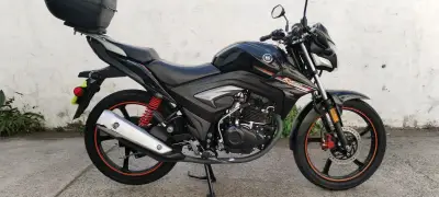 Motocicleta deportiva negra con maletero - miniatura 4