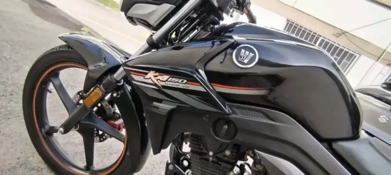 Motocicleta deportiva negra con maletero - 5