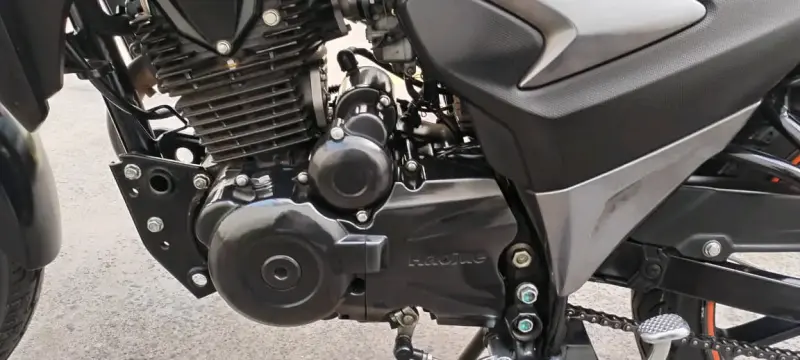 Motocicleta deportiva negra con maletero - 6