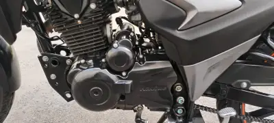 Motocicleta deportiva negra con maletero - miniatura 6