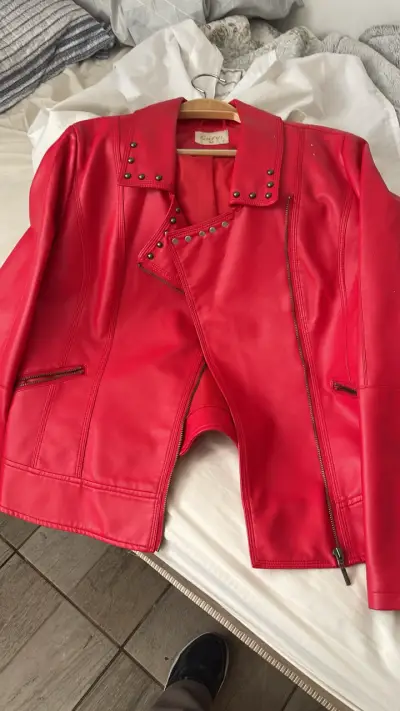 Chaqueta de cuero roja con tachas - miniatura 1