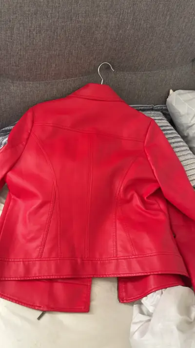 Chaqueta de cuero roja con tachas - miniatura 2