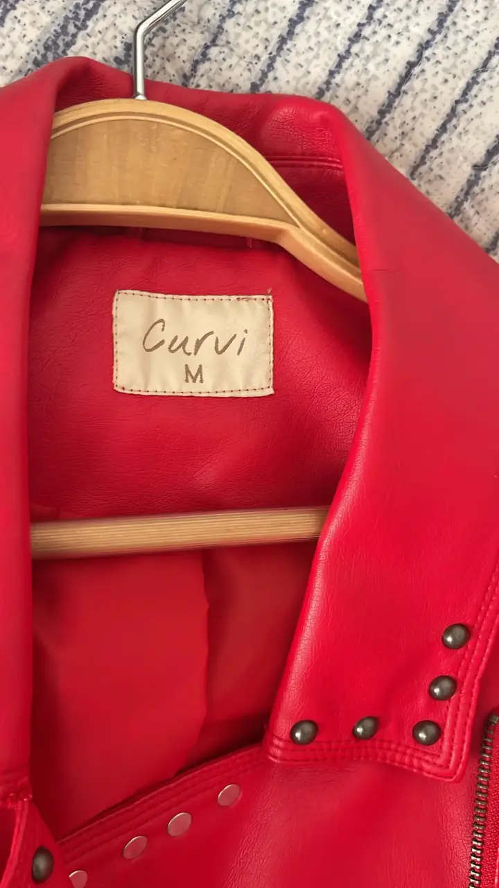 Chaqueta de cuero roja con tachas - 3