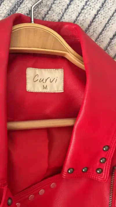 Chaqueta de cuero roja con tachas - miniatura 3