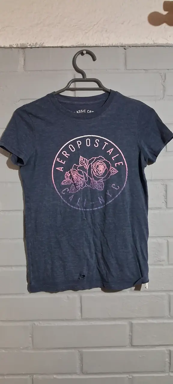 Polera Aeropostale azul con diseño floral