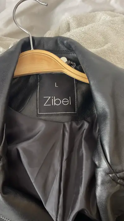 Chaqueta de cuero negra estilo biker - miniatura 2