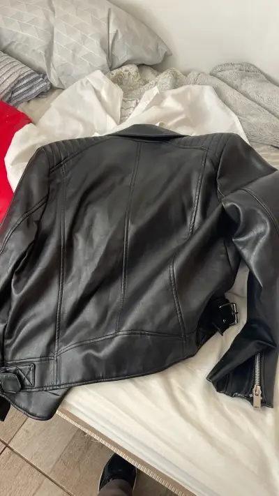 Chaqueta de cuero negra estilo biker - miniatura 3