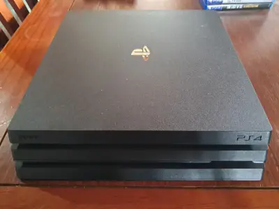 Consola Sony PS4 Pro en buen estado - miniatura 1