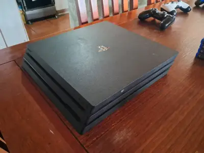 Consola Sony PS4 Pro en buen estado - miniatura 3